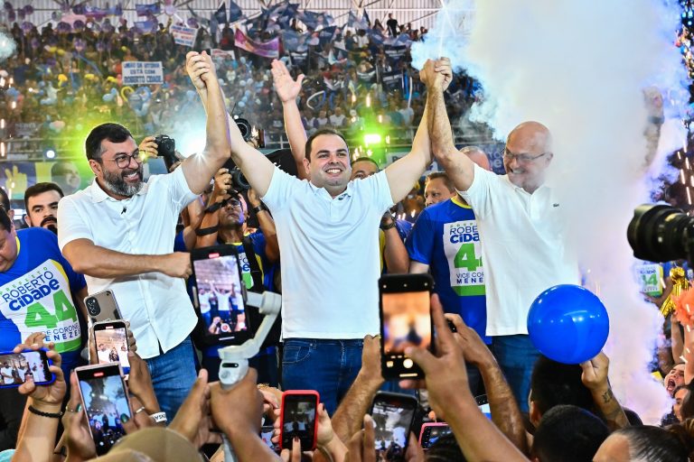 Roberto Cidade começa campanha com ‘adesivaço’ em cinco bairros de Manaus
