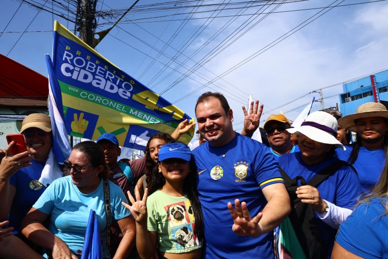 Campanha de Roberto Cidade ganha as ruas com cinco ‘bandeiraços’ em Manaus