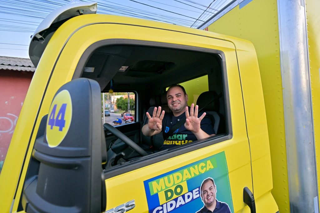 Prefeitura deixou bairros pobres de fora do Asfalta Manaus, critica Roberto Cidade