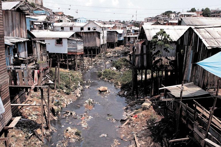 Déficit habitacional cresce, enquanto programas de moradia popular desaparecem em Manaus
