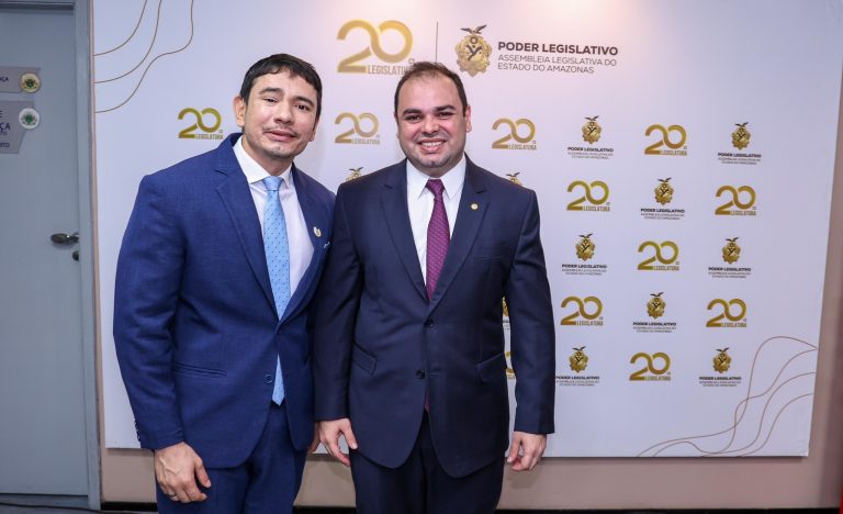 Presidente Roberto Cidade condecora professor de Carauari com a Medalha do Mérito Legislativo Educacional Professora Ignês de Vasconcellos Dias
