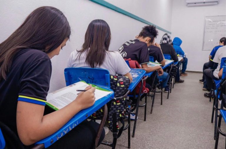 Em 4 anos de gestão, David Almeida deixa de entregar fardamento escolar e não constrói escolas para o Ensino Fundamental