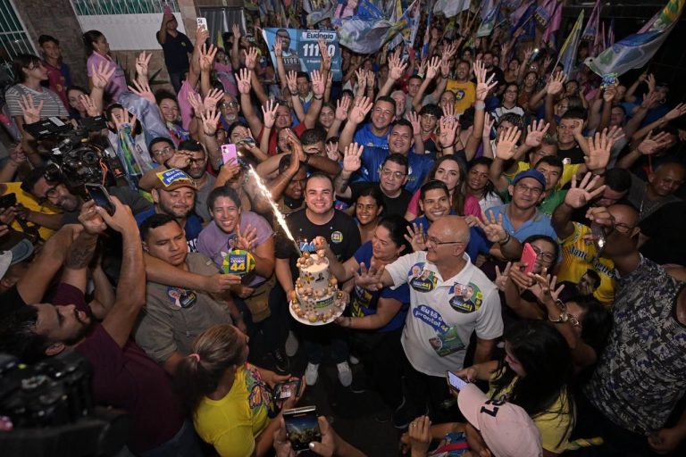 A quatro dias da eleição, Roberto Cidade comemora aniversário com mais de 15 mil apoiadores na ‘micareta44’