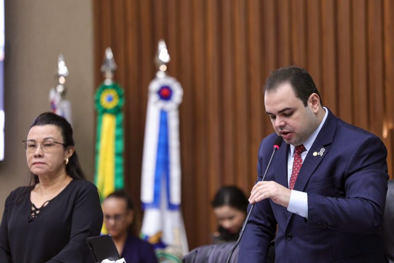 Roberto Cidade comanda votação que apreciou 64 matérias legislativas, entre elas o PL que fortalece o turismo sustentável no Amazonas