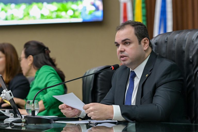 Presidente Roberto Cidade comanda votação que apreciou 154 matérias legislativas, entre elas o PLOA 2025