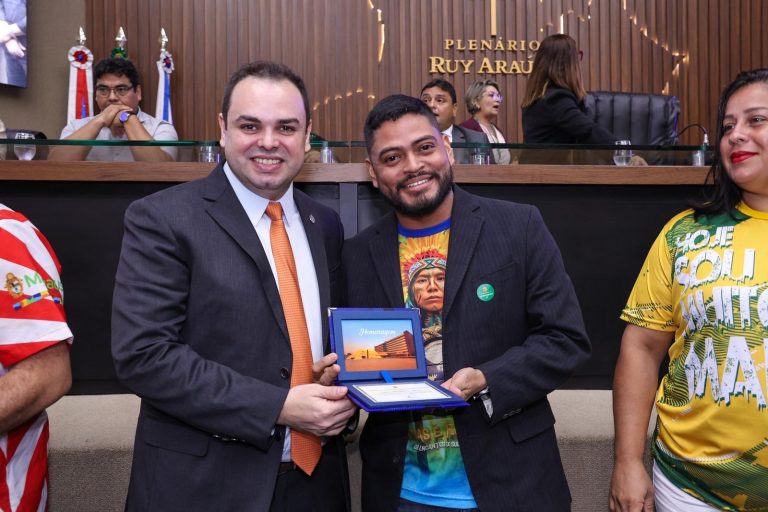 Roberto Cidade homenageia escolas de samba de Manaus durante Sessão Especial e destaca importância da festa para a economia do estado