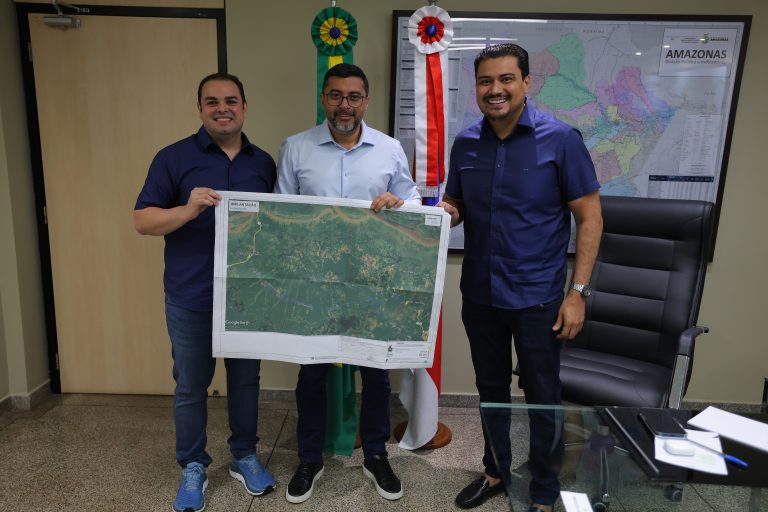Roberto Cidade reforça compromisso com Autazes em assinatura de contrato de recuperação de trecho da AM-254