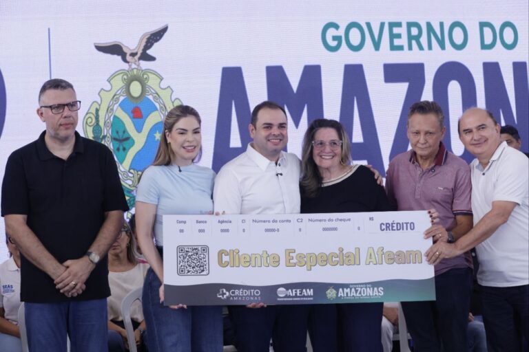 Governador Roberto Cidade entrega 870 cartões do Auxílio Estadual durante Governo Presente e amplia acesso a serviços essenciais na zona norte de Manaus