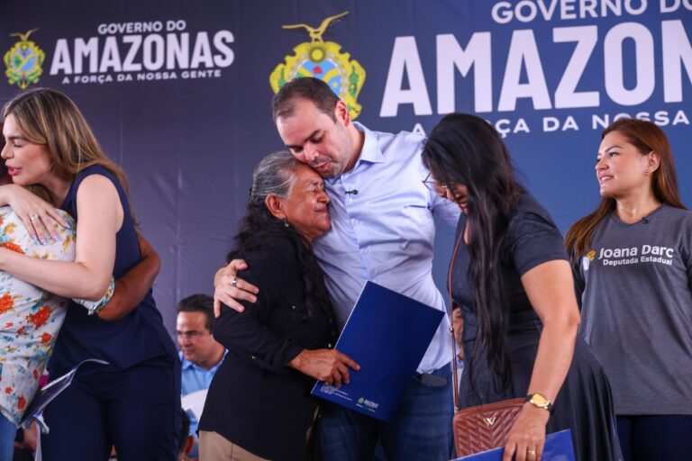 Governador Roberto Cidade entrega mais de 400 títulos definitivos para moradores da zona norte de Manaus