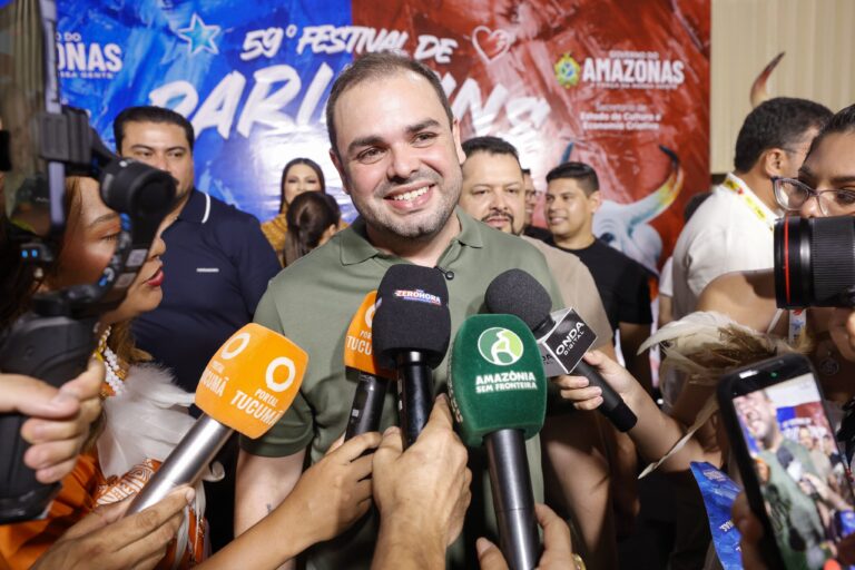 Na abertura do 59º Festival de Parintins, Roberto Cidade destaca investimentos que impulsionam economia, turismo e serviços públicos