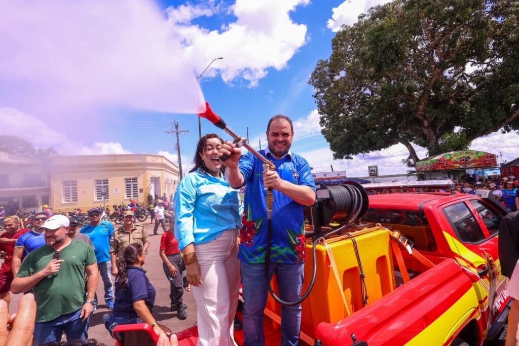 Em Maués, governador Roberto Cidade entrega implementos agrícolas, kits para mototaxistas e reforça convênio para obras de pavimentação do município