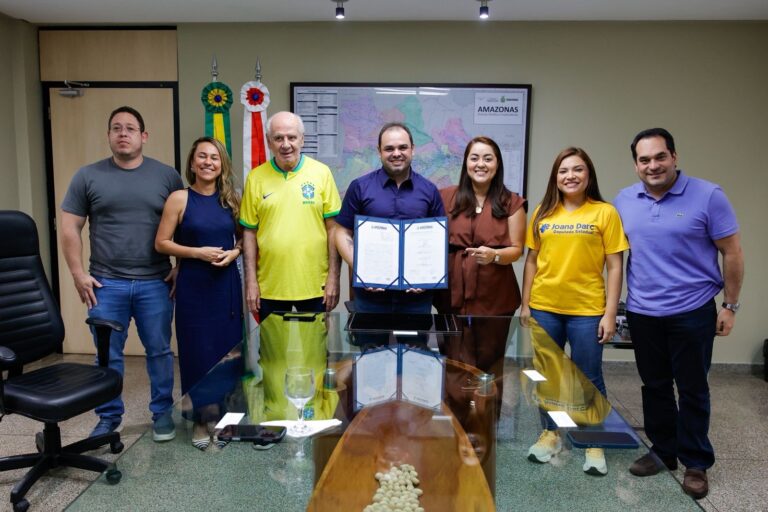 Governador Roberto Cidade assina convênios do Programa Asfalta Amazonas para Maués e Manicoré