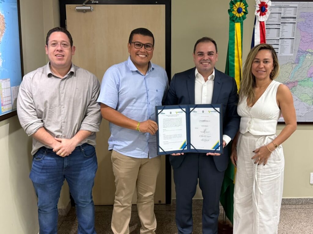 Governador Roberto Cidade assina ordem de serviço para obras de pavimentação em Barcelos