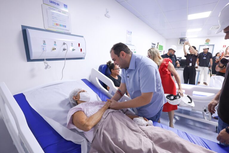 Governador Roberto Cidade acompanha cirurgia telemonitorada e vistoria obras do Hospital Francisca Mendes