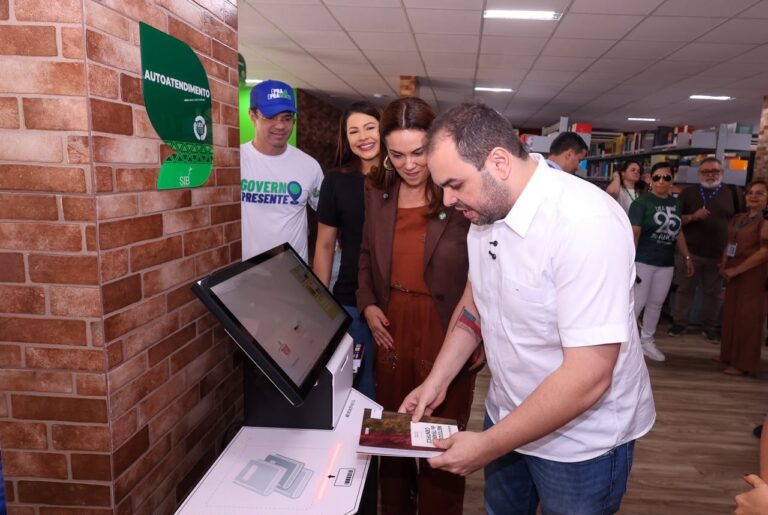 Governador Roberto Cidade inaugura biblioteca do Centro de Estudos Superiores da UEA em Itacoatiara