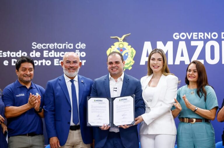 Governador Roberto Cidade anuncia investimentos em infraestrutura e distribuição de fardamentos e kits para alunos da rede pública de ensino