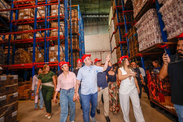 Governador Roberto Cidade acompanha início do envio de kits escolares, fardamentos e equipamentos para escolas do interior