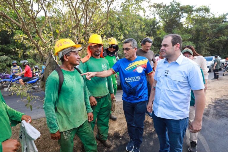 Governador Roberto Cidade fiscaliza obras de pavimentação em Manicoré