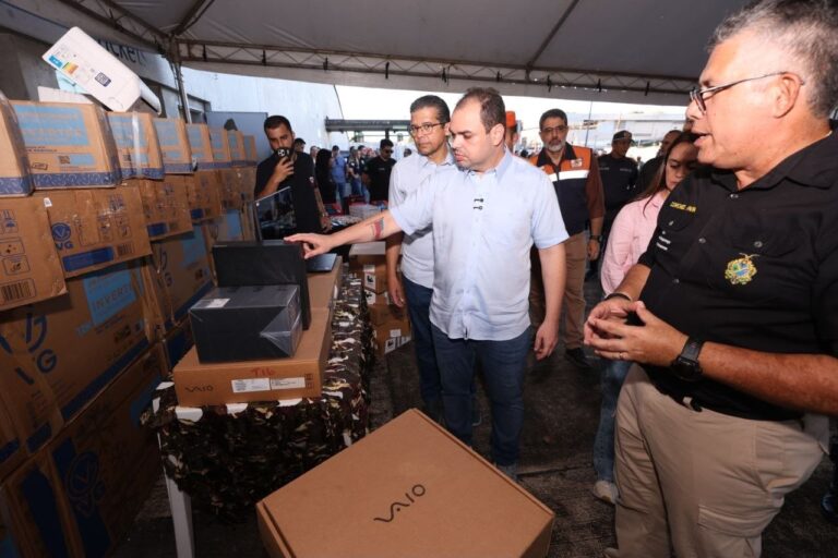 Governador Roberto Cidade entrega lanchas blindadas e equipamentos que reforçam combate ao narcotráfico no Amazonas