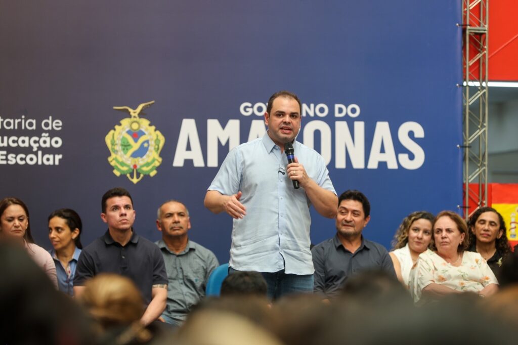 Governador Roberto Cidade entrega kits escolares, alimentação e livros para alunos do Ceti Áurea Pinheiro Braga, na zona oeste de Manaus