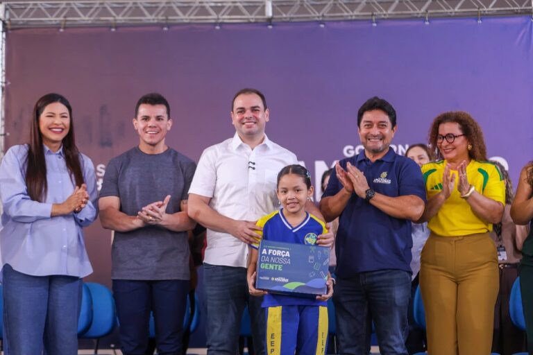 Na zona leste, Governador Roberto Cidade entrega kits escolares e livros para alunos da Escola Estadual Professor Ernane Nascimento Simão