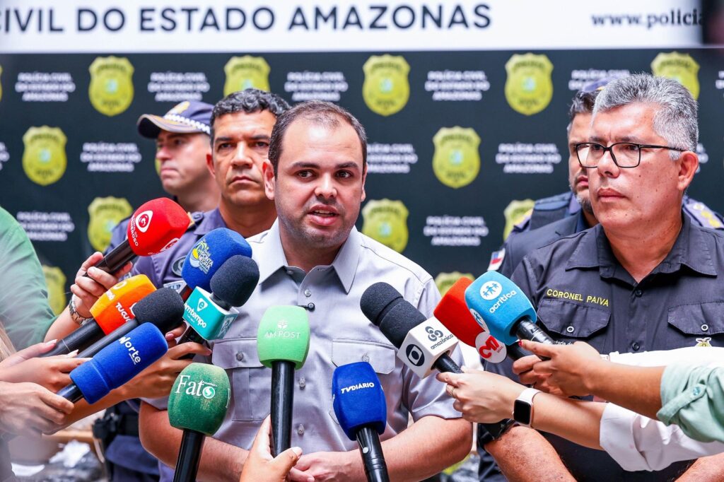Roberto Cidade acompanha apresentação de 2,4 toneladas de skunk apreendidas pela PMAM na zona oeste de Manaus