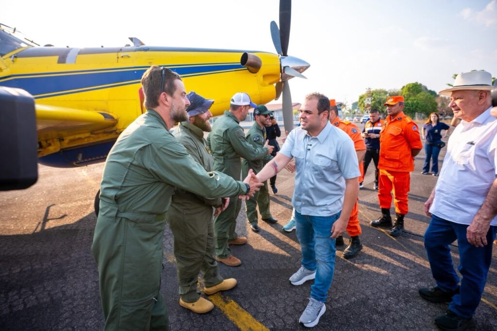 Governador Roberto Cidade recebe aeronaves que passam a reforçar combate às queimadas no Amazonas